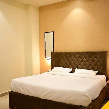 Hotel Kapson Palace Bareli Kültér fotó